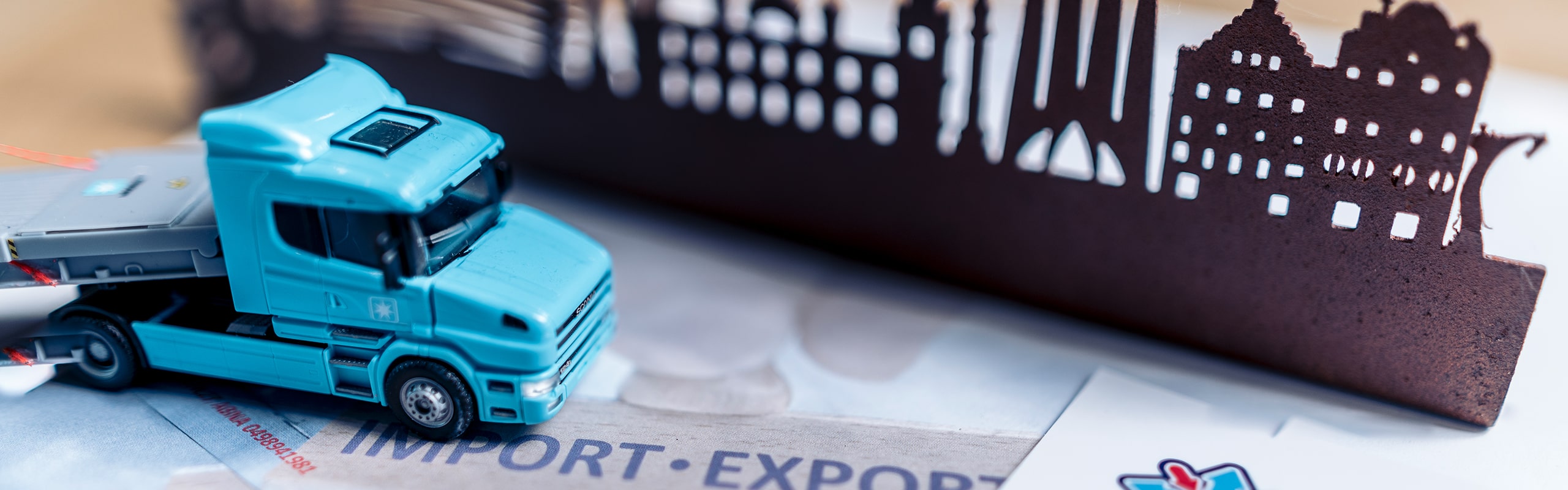 Blauwe vrachtwagen op documenten met het opschrift import-export