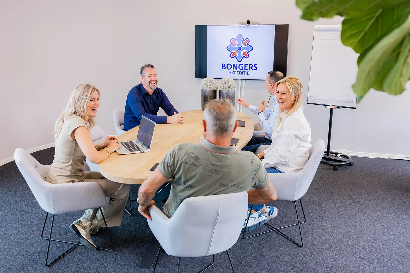 Bongers-Customs-v1 Medewerkers van Getlink Customs Services in overleg rond een tafel