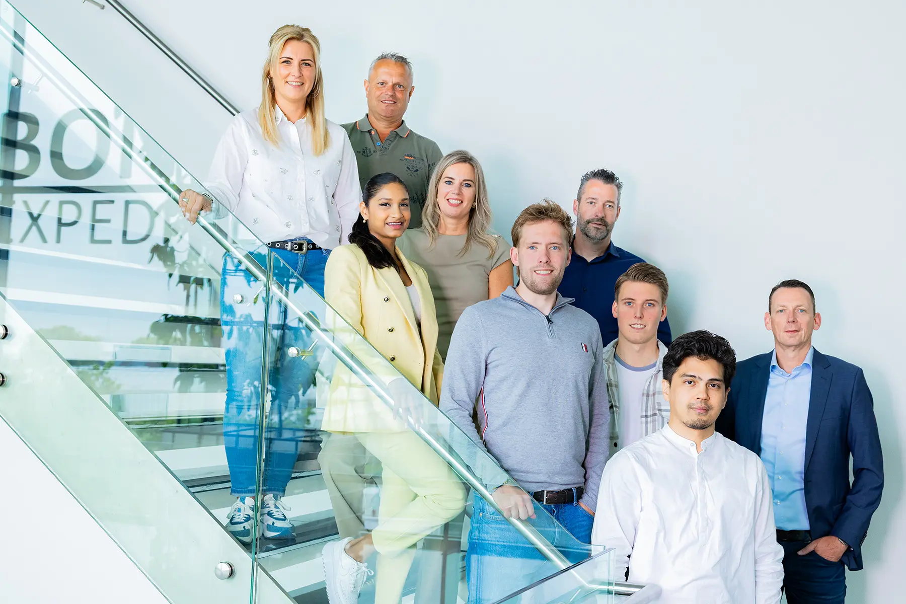 Het team van Getlink Customs Services op de trap in het kantoor